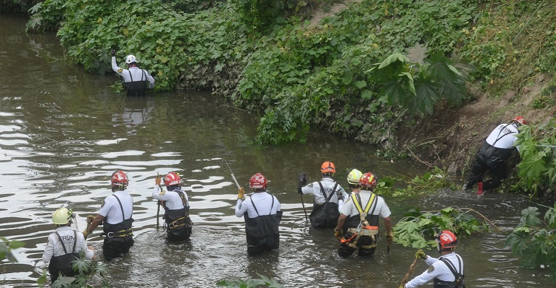 TLALNEPANTLA, ESTADO DE MÉXICO, 31AGOSTO2021.- Continúa la búsqueda de la joven Ana Karen quien fue arrastrada por las corrientes de agua que se formaron durante las intensas lluvias del domingo pasado. La chica de 18 años viajaba con su novio en moto, cuando quedaron atrapados por los caudales de agua pluvial al intentar cruzar la avenida La Presa, en la colonia Lazaro Cárdenas. El Bomberos y Protección Civil hicieron un rastreo desde el lugar del accidentes hasta el entronque con el Río de los Remedios, a la altura de Aceros de Corsa, en los límites de la Tlalnepantla y Gustavo A. Madero, ahí la búsqueda se adentró a los túneles de desagüe. 