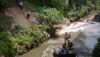 TLALNEPANTLA, ESTADO DE MÉXICO, 31AGOSTO2021.- Continúa la búsqueda de la joven Ana Karen quien fue arrastrada por las corrientes de agua que se formaron durante las intensas lluvias del domingo pasado. La chica de 18 años viajaba con su novio en moto, cuando quedaron atrapados por los caudales de agua pluvial al intentar cruzar la avenida La Presa, en la colonia Lazaro Cárdenas. El Bomberos y Protección Civil hicieron un rastreo desde el lugar del accidentes hasta el entronque con el Río de los Remedios, a la altura de Aceros de Corsa, en los límites de la Tlalnepantla y Gustavo A. Madero, ahí la búsqueda se adentró a los túneles de desagüe.