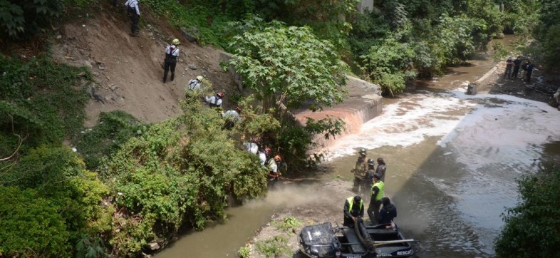 TLALNEPANTLA, ESTADO DE MÉXICO, 31AGOSTO2021.- Continúa la búsqueda de la joven Ana Karen quien fue arrastrada por las corrientes de agua que se formaron durante las intensas lluvias del domingo pasado. La chica de 18 años viajaba con su novio en moto, cuando quedaron atrapados por los caudales de agua pluvial al intentar cruzar la avenida La Presa, en la colonia Lazaro Cárdenas. El Bomberos y Protección Civil hicieron un rastreo desde el lugar del accidentes hasta el entronque con el Río de los Remedios, a la altura de Aceros de Corsa, en los límites de la Tlalnepantla y Gustavo A. Madero, ahí la búsqueda se adentró a los túneles de desagüe.