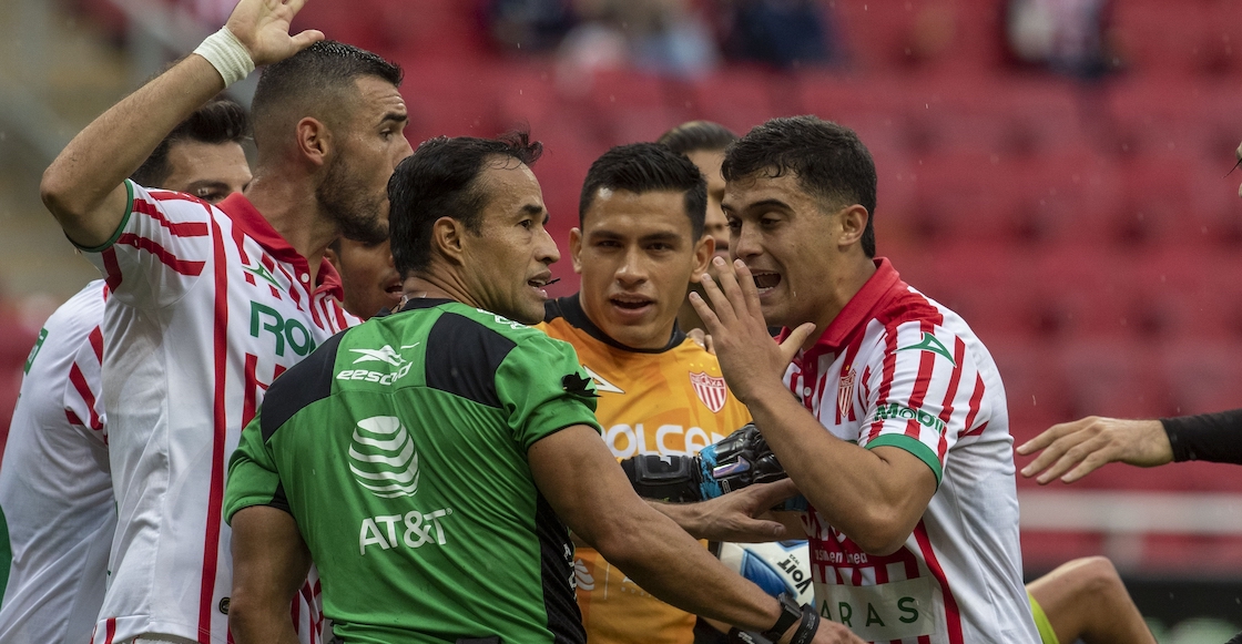 El polémico triunfo de Chivas con doble penal después de 12 minutos de reposición ante Necaxa