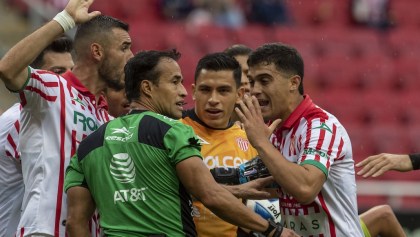 El polémico triunfo de Chivas con doble penal después de 12 minutos de reposición ante Necaxa