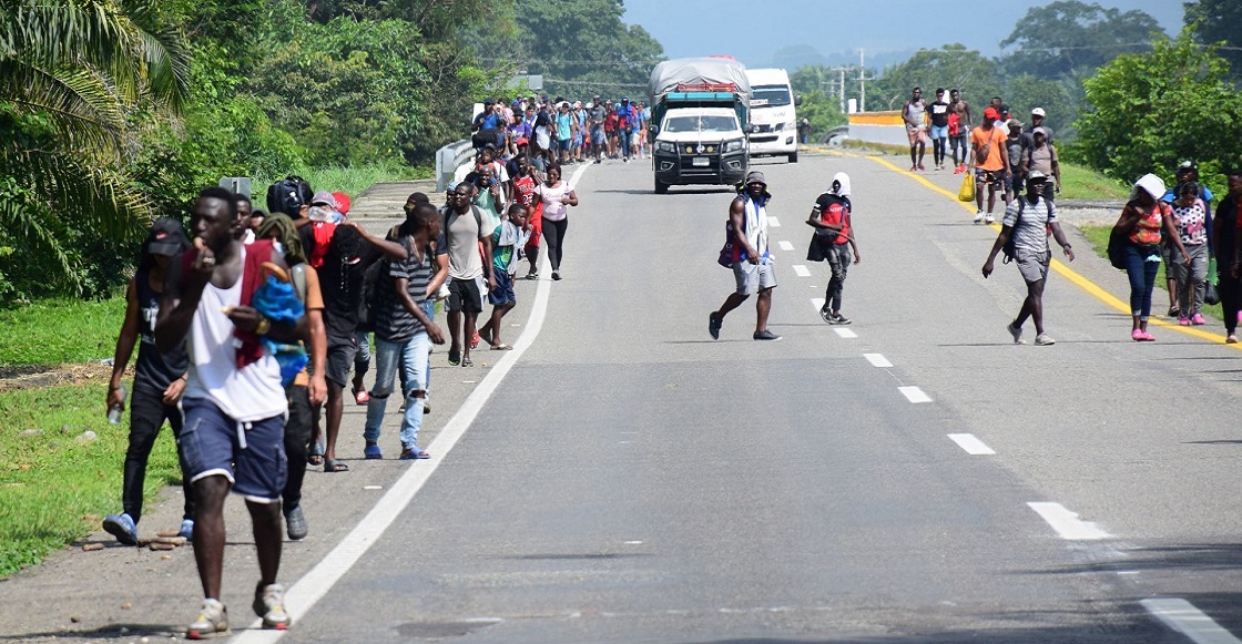 ESCUINCLA, CHIAPAS, 29AGOSTO2021.- La caravana de migrantes formada principalmente de haitianos que partió hace unos días de Tapachula llegó por la tarde al municipio de Escuintla. Este grupo de caminantes a logrado recorrer 73.9 kilómetros a pie y otros se han intentado a subir a los camiones de carga. En el grupo también vienen migrantes cubanos, hondureños, salvadoreños, y nicaragüenses. Los habitantes locales les han proveído de alimentos. 