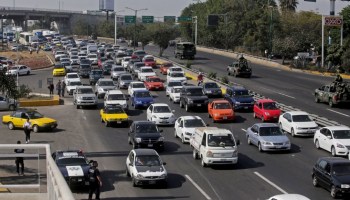 GUADALAJARA, JALISCO. 03ENERO2017.- Transportistas de transporte foráneo privado, realizaron cierres en la salida de la autopista Guadalajara-Zapotlanejo, después una marcha lenta hasta la caseta de cobro de la Joya lo que ocasiono caos vial por toda la autopista, esto en repudio al presidente de la republica, Enrique Peña Nieto por el alza de los combustibles en México.