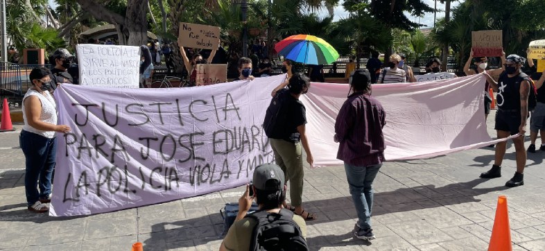 Difunden video del momento en que policías someten a José Eduardo, joven violado y torturado en Mérida