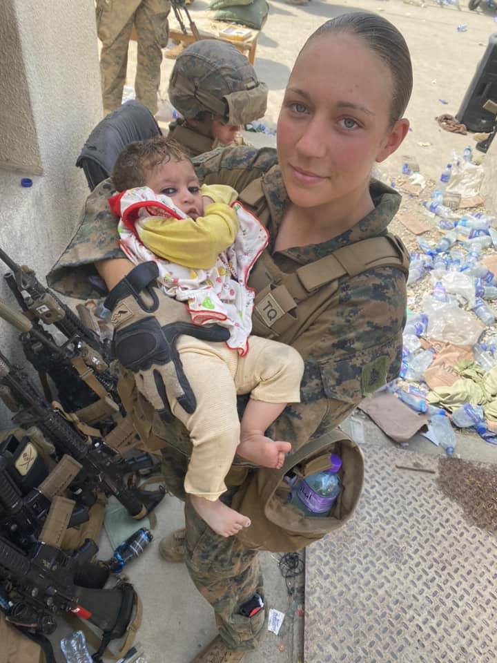 Nicole Gee: La foto viral de una soldado de EU que rescató a una niña afgana y murió en el atentado de Kabul