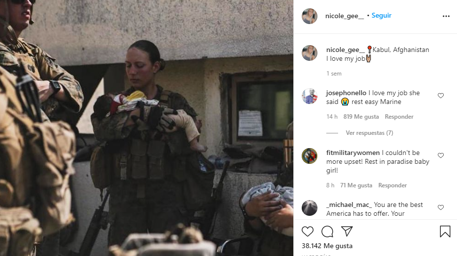 Nicole Gee: La foto viral de una soldado de EU que rescató a una niña afgana y murió en el atentado de Kabul