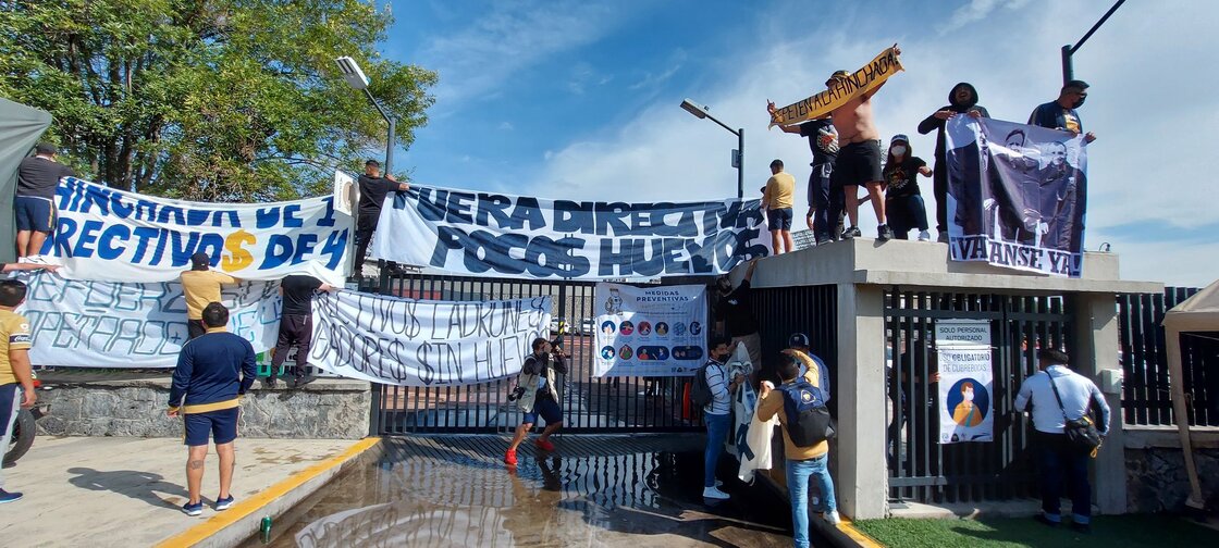 ¡Huyeron! Pumas cambió su llegada al Olímpico Universitario ante protestas de la afición