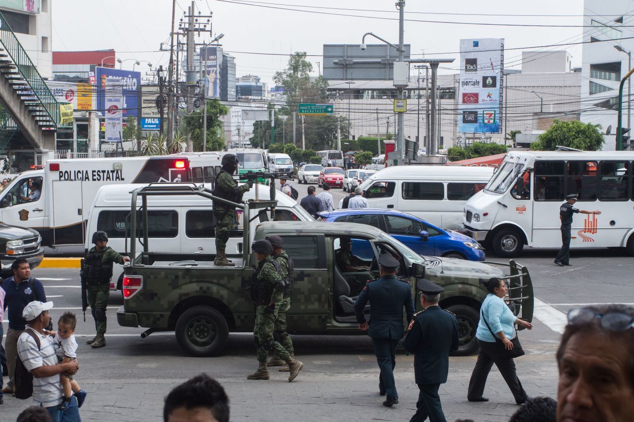 Presunto militar disparó por accidente a una vendedora de cubrebocas en Plaza Toreo y casi lo linchan