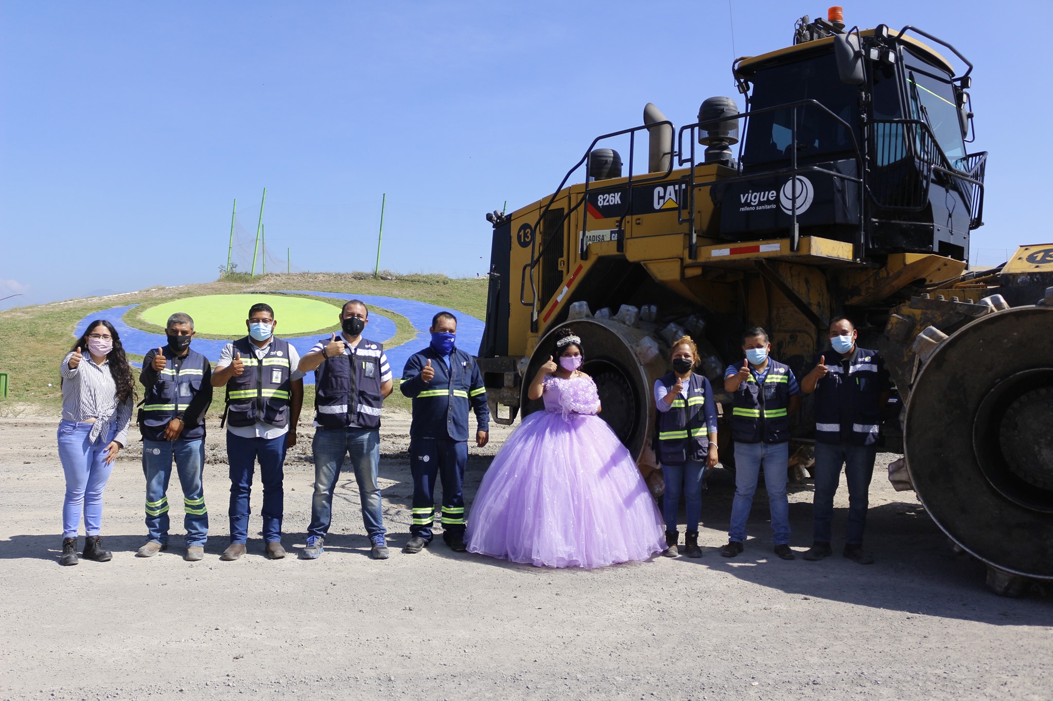 Con orgullo: Quinceañera realiza sesión de fotos en basurero donde trabaja su papá 