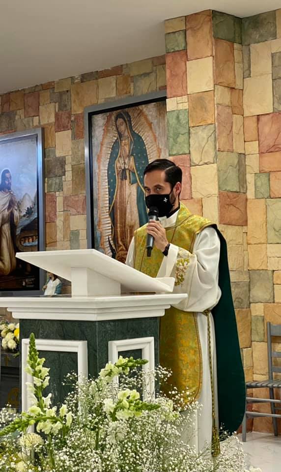 "Ni dan ganas de rezar": Sacerdote regaña a la gente que no se vacuna y se vuelve viral