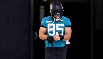 ¡Se acabó el Tebow Time en la NFL! Jaguars cortan al ala cerrada Tim Tebow