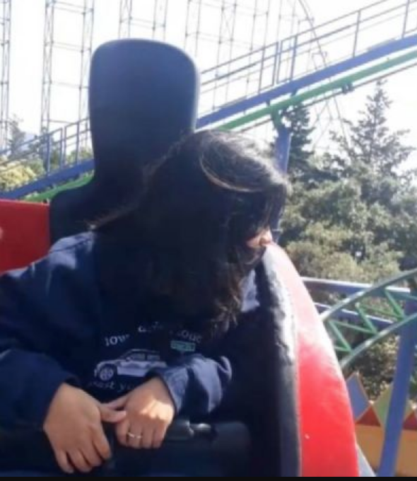 Casual: Jóvenes se quedan 'atrapadas' en juego de Six Flags 