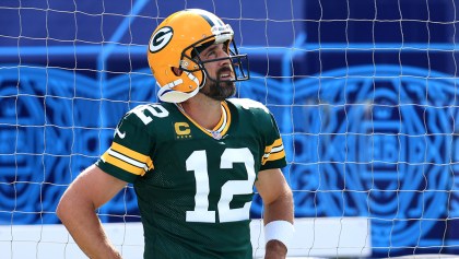 Aaron Rodgers y el golpe bajo que causó una intercepción ante Saints en el inicio de NFL