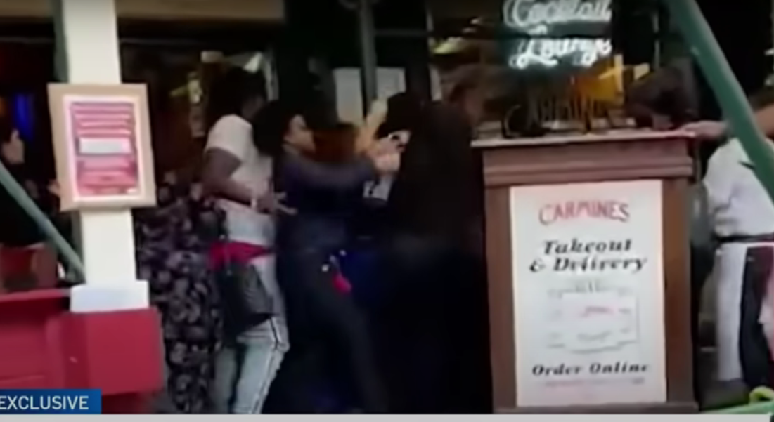 Golpean a empleada de un restaurante por pedir certificado de vacunación contra COVID