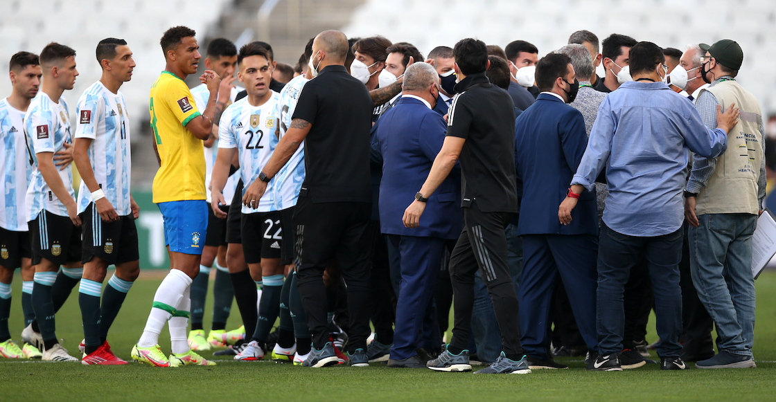 ¡Ver para creer! Argentina abandona juego contra Brasil tras ingreso de autoridades sanitarias para deportar