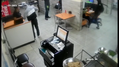 ¡Hasta con machetes! Captan a sujetos asaltando un restaurante en SLP 