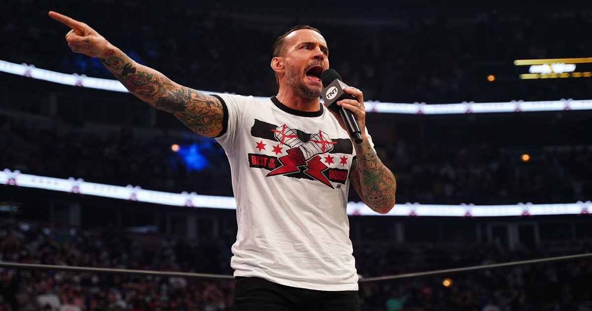 CM Punk haciendo un promo para AEW