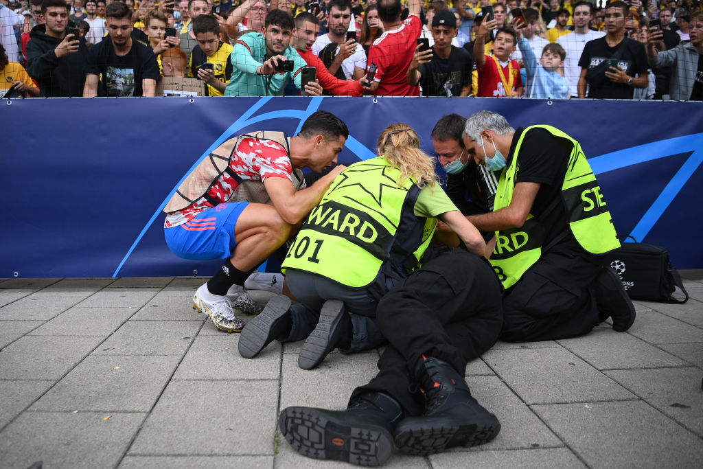 ¡Gran gesto! Así se disculpó Cristiano Ronaldo con la mujer de seguridad que golpeó en la Champions