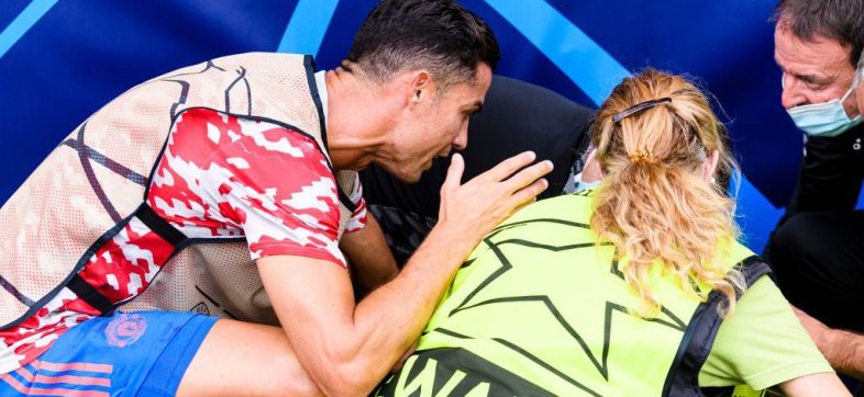 ¡Gran gesto! Así se disculpó Cristiano Ronaldo con la mujer de seguridad que golpeó en la Champions