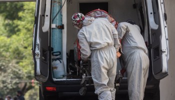 Despiden a paramédicos de Yucatán por bailar junto al cadáver de una mujer que murió por COVID-19