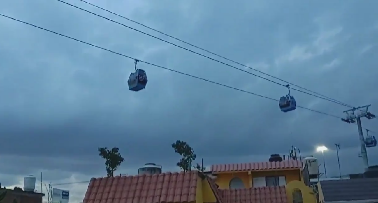 Falla la Línea 2 del Cablebús y usuarios quedan en el aire casi una hora