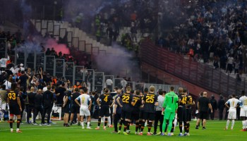 Suspenden el Marsella vs Galatasaray tras ataques de aficionados con pirotecnia en la Europa League