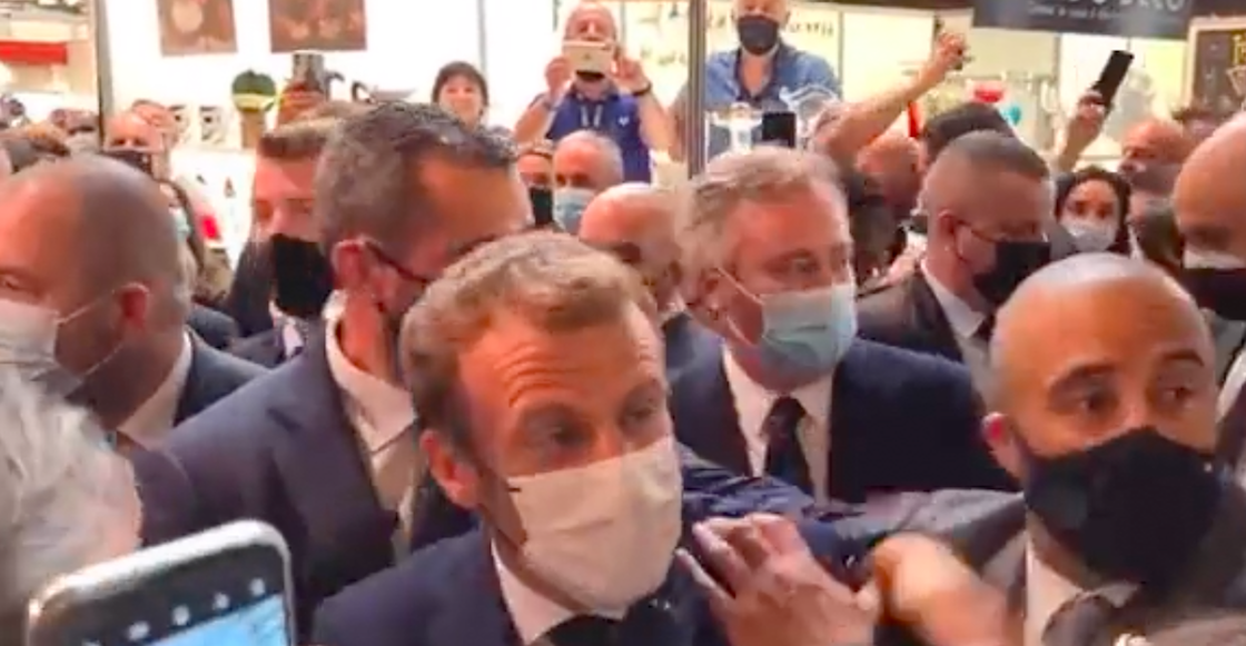 lanzan-huevo-emmanuel-macron-video