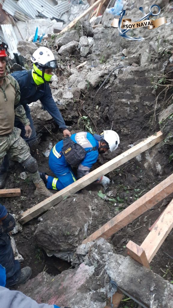 Marino lucha por reanimar a un perrito en el Cerro del Chiquihuite