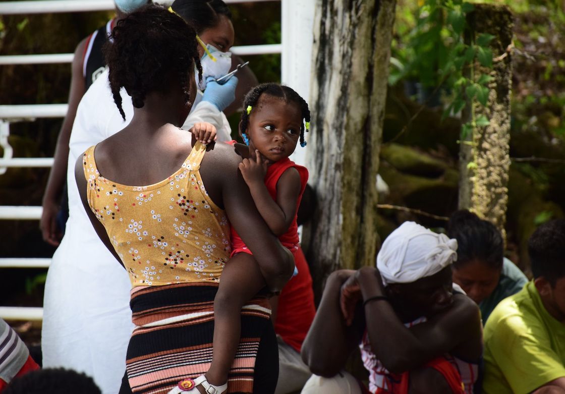 migrantes-chiapas-mexico "La segunda caravana de migrantes centroamericanos y haitianos que salió de Tapachula el día de ayer descanso un momento en los limítrofes de este municipio, ahí la organización Pastoral de la Movilidad Humana distribuyo alimentos y otras entre los caminantes. En paralelo elementos de la Guardia Nacional y del Instituto Nacional de Migración (INM) implementaron un operativo en el municipio de Mapastepec para detener a migrantes quienes descansaban en la plaza". 