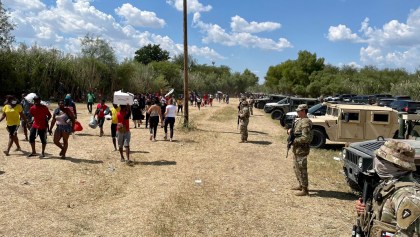 muro-carros-texas-migrantes