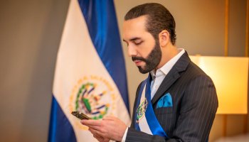 nayib-bukele-presidente-el-salvador-autonombra-dictador-cuenta-twitter-protestas-02