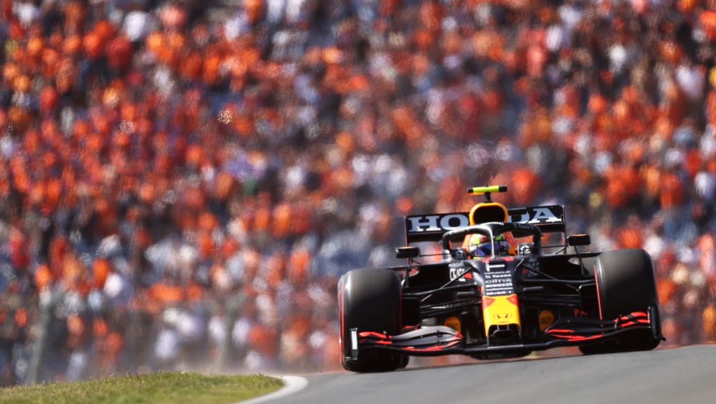 ¡Otra remontada! Checo Pérez se lució en el GP de los Países Bajos tras salir desde pit lane