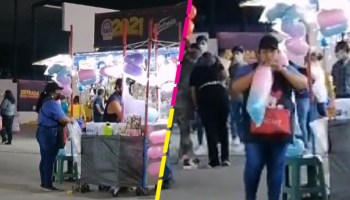 Captan a vendedora quitándose el cubrebocas para inflar bolsas de algodones de azúcar