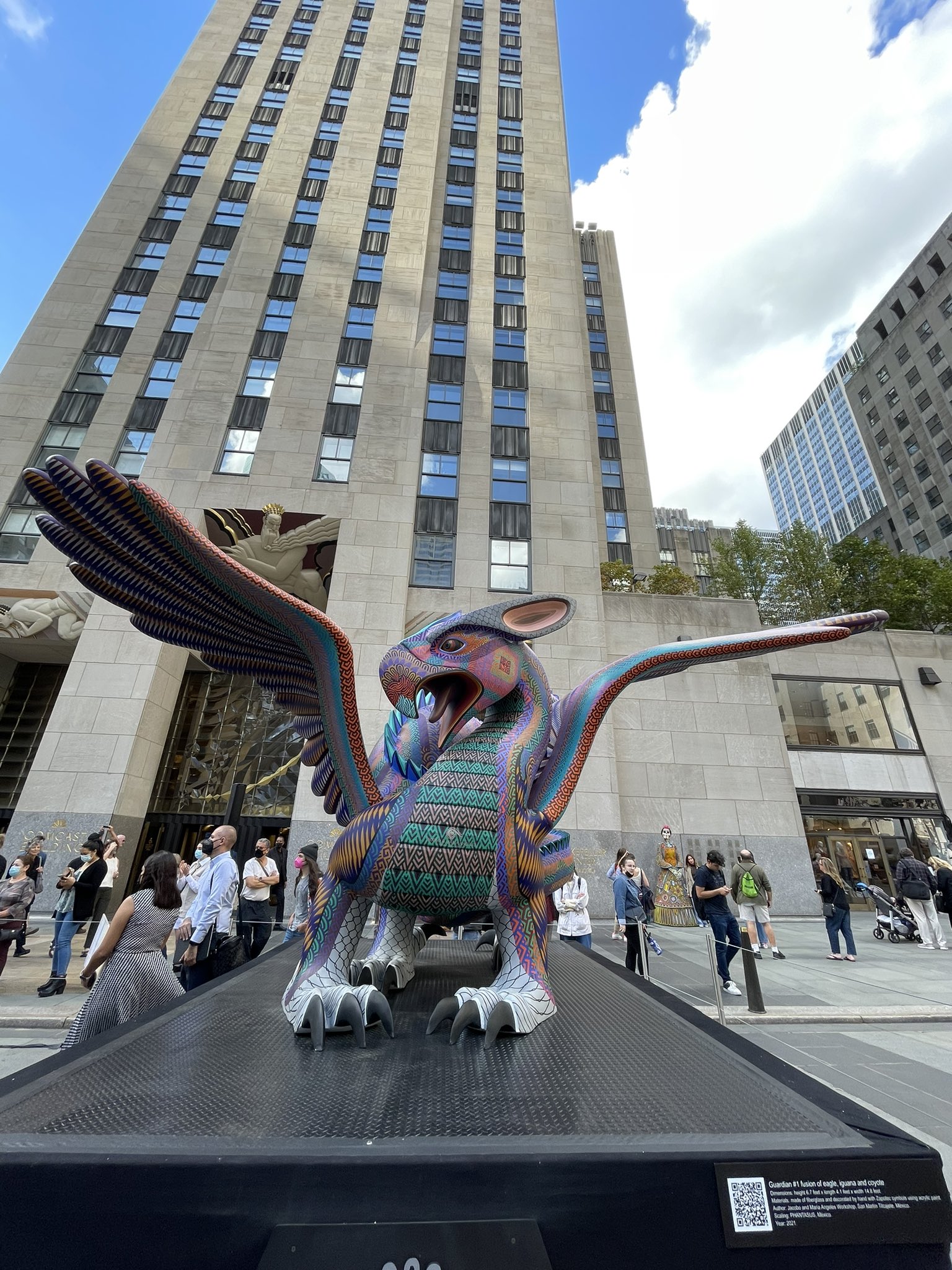 Colocan alebrijes gigantes de artesanos oaxaqueños en el Rockefeller Center de NY