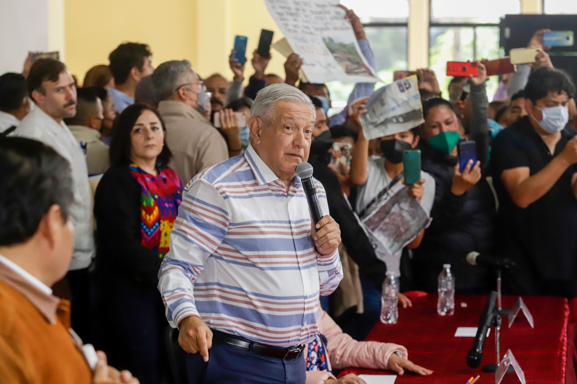 Traz: Damnificados por huracán Grace dan portazo durante evento de AMLO en Puebla