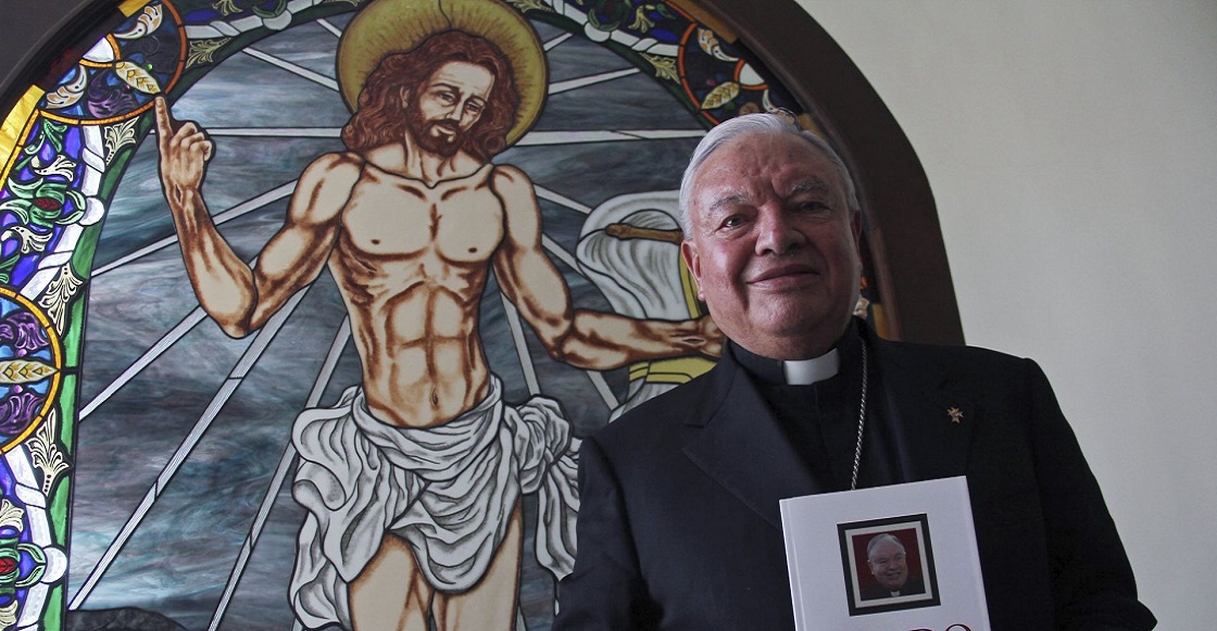 GUADALAJARA, JALISCO, 10OCTUBRE2013.- El cardenal Juan Sandoval Iñiguez presentó su libro “Credo”, en las instalaciones del Club de Industriales de Jalisco.