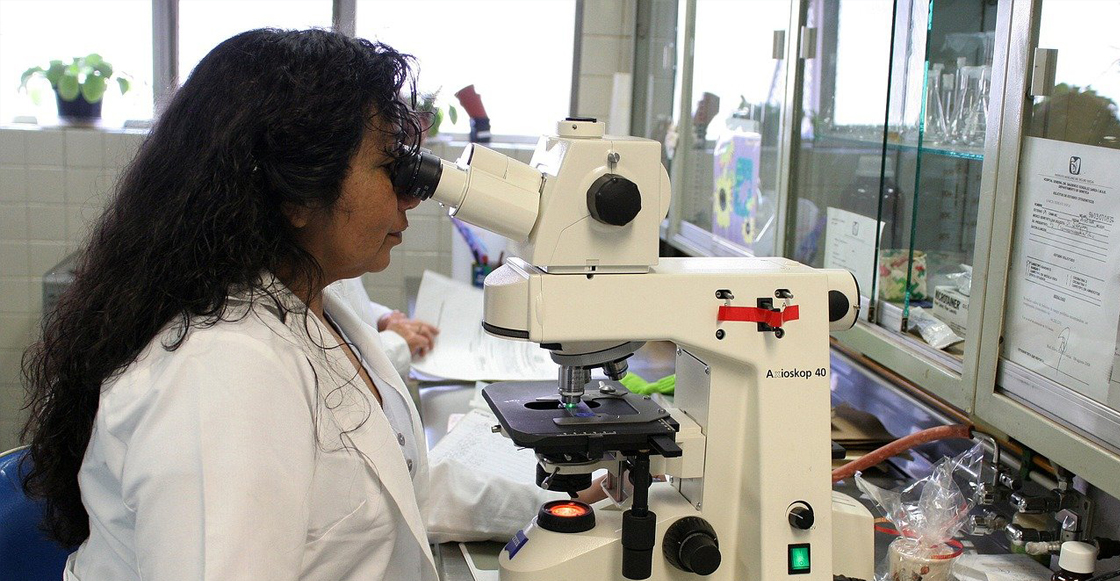 cientifica-mujer-ciencia-laboratorio