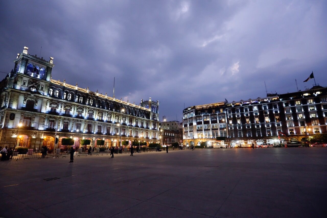 Así se iluminaron edificios y monumentos de CDMX por el éxito en la vacunación