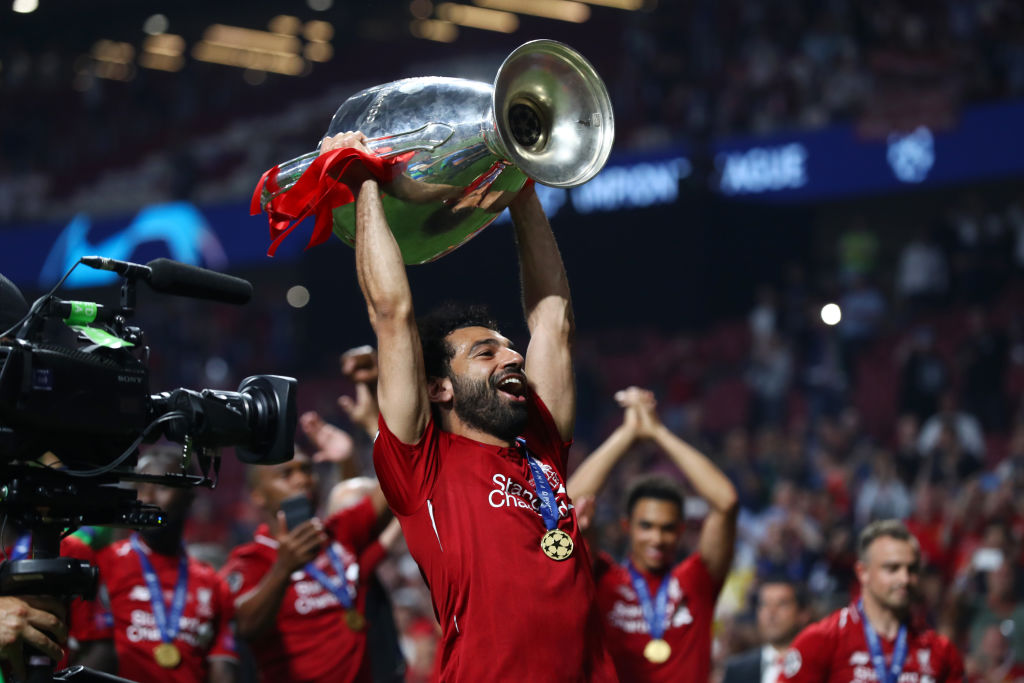 Mohamed Salah levantando el trofeo de la Champions League