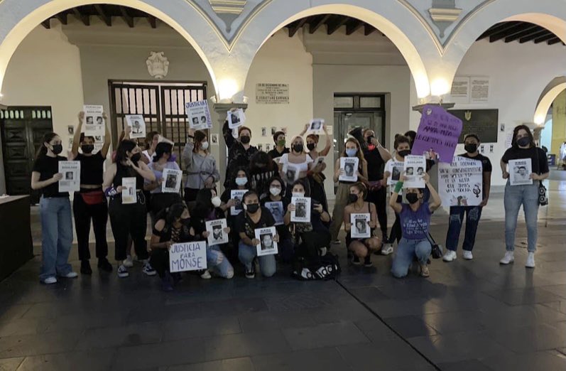 Mujeres tapizan con rostros de presuntos feminicidas el Zócalo de Veracruz