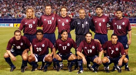 Selección Mexicana con playera guinda