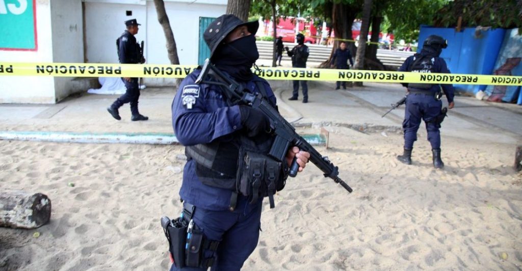 ACAPULCO, GUERRERO, 30AGOSTO2019.- Un joven fue asesinado esta tarde en el área de baños públicos de la concurrida playa Papagayo de Acapulco. Policías estatales fueron los primeros en llegar a la escena para resguardan el lugar, mientras que el Servicio Médico Forense trasladó el cuerpo en calidad de desconocido.