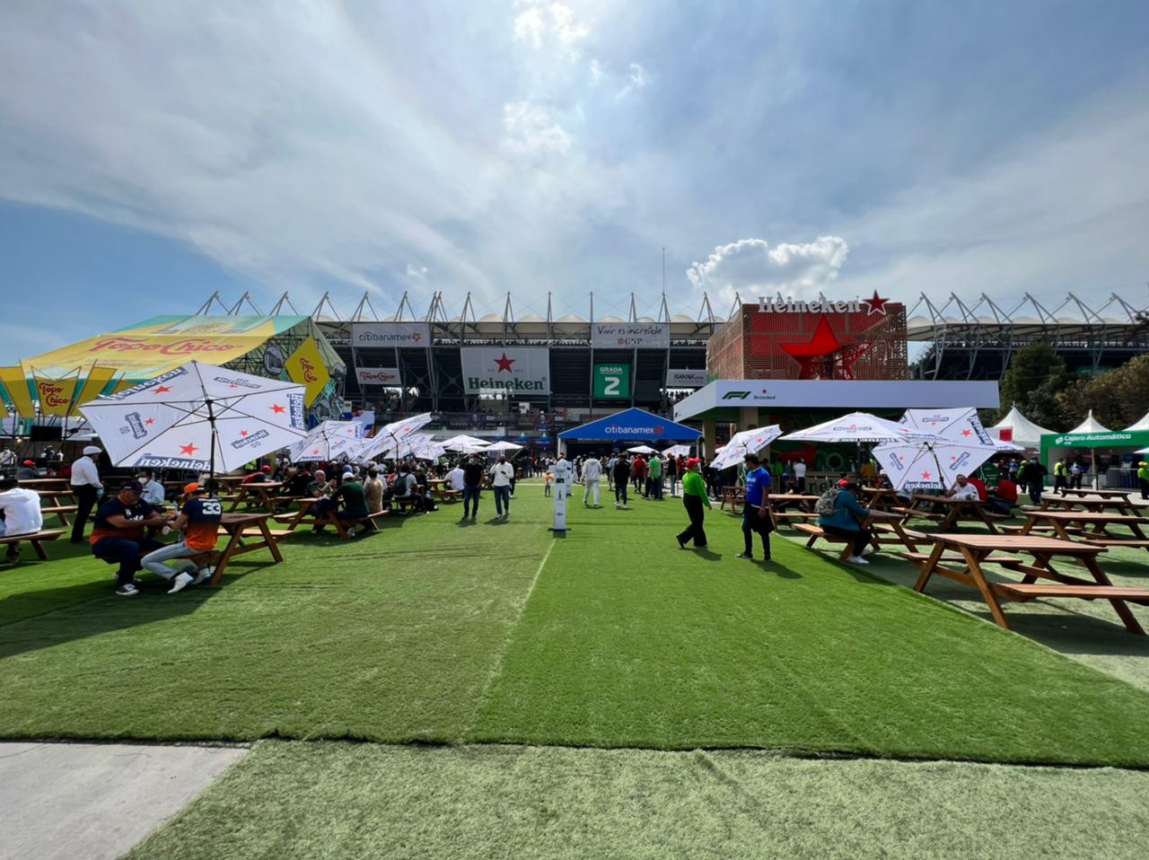 ¿Cuánto cuesta la gorras de Checo Pérez, souvenirs, comidas y bebidas en el Gran Premio de México?