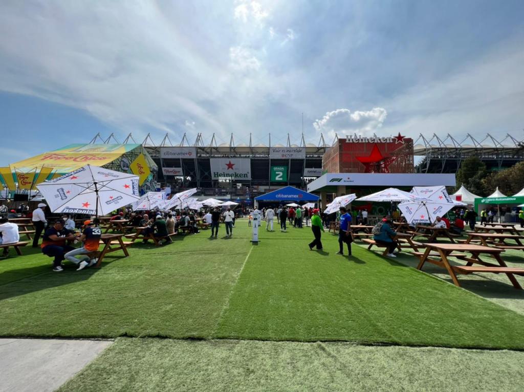 ¿Cuánto cuesta la gorras de Checo Pérez, souvenirs, comidas y bebidas en el Gran Premio de México?