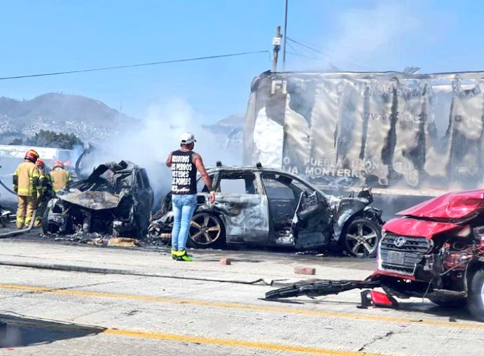 Terrible accidente en la autopista México-Puebla: Tráiler embiste varios vehículos en la caseta de San Marcos