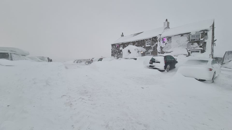 Banda tributo a Oasis queda atrapada en un pub tras tormenta de nieve