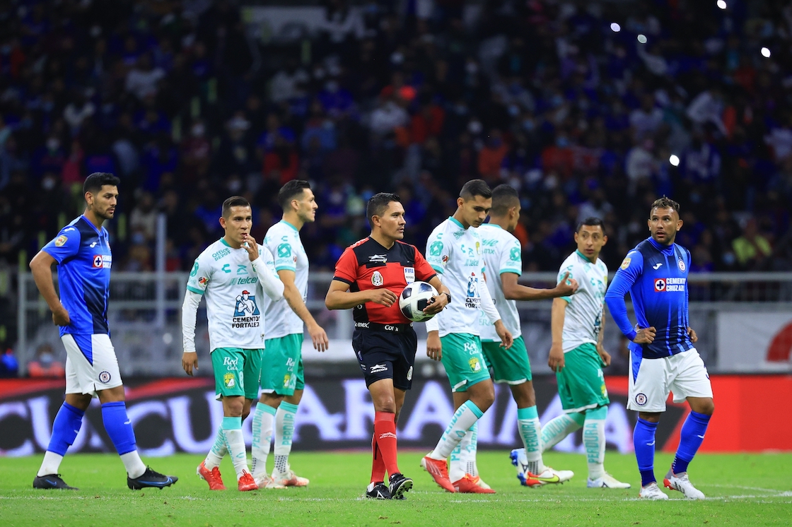 ¡Les cayó la ley! Le vetan el Estadio Azteca a Cruz Azul por gritos homofóbicos