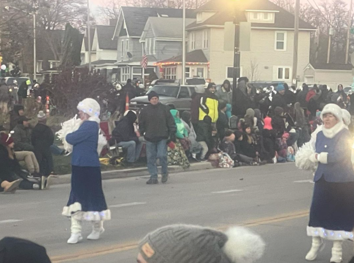 Caos en desfile navideño de EU: Reportan que un conductor atropelló a los asistentes y hubo tiroteo 