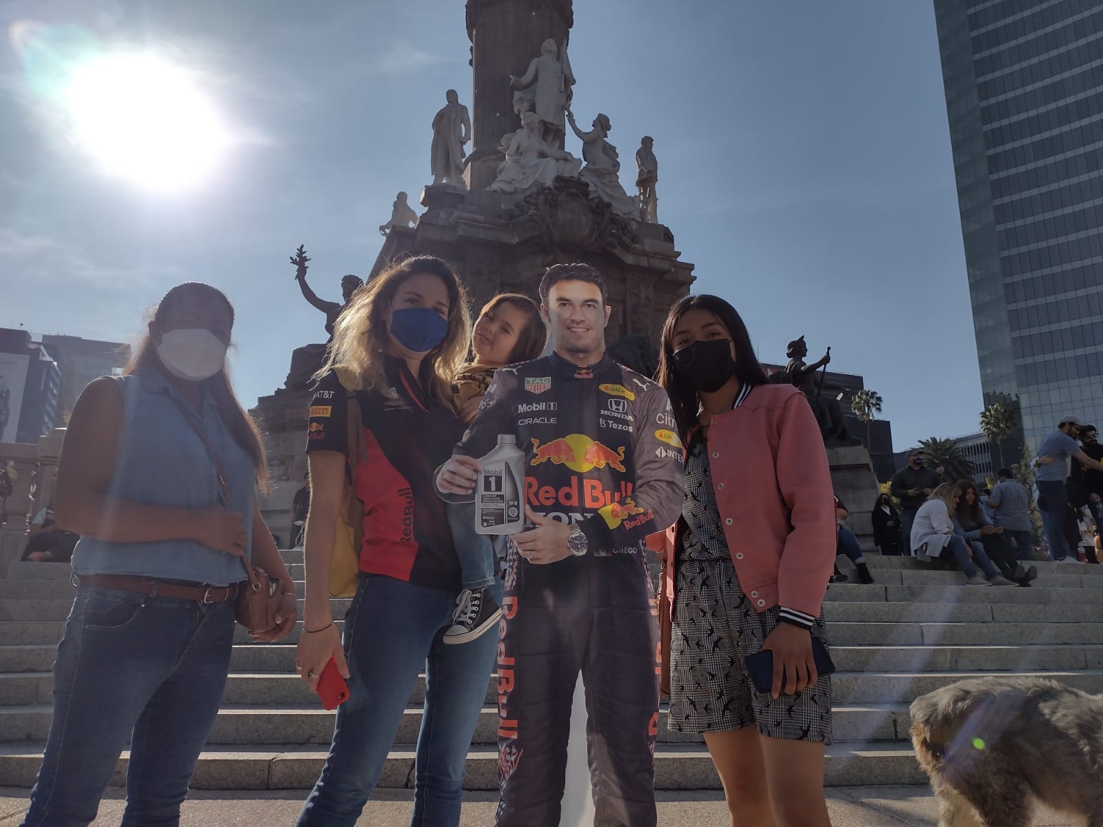 Los festejos en el Ángel de la Independencia por el podio de Checo Pérez en el GP de México