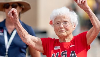 ¡Viejos los cerros! Julia Hawkins de 105 años impone récord en una carrera de 100 metros